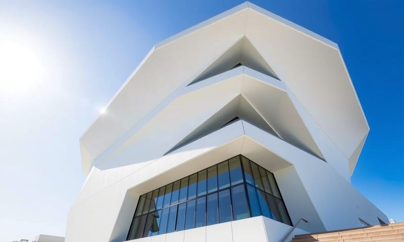 台南美術館二館的純白幾何建築外觀