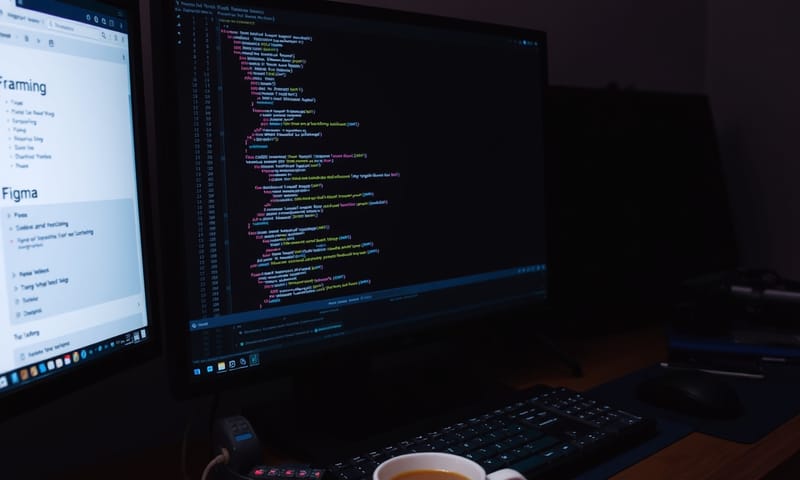 開發過程，是螢幕上不斷變化的程式碼與設計稿。